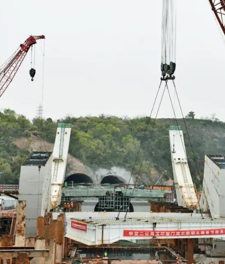 玉环漩门湾大桥及接线工程钢主梁首节段吊装成功